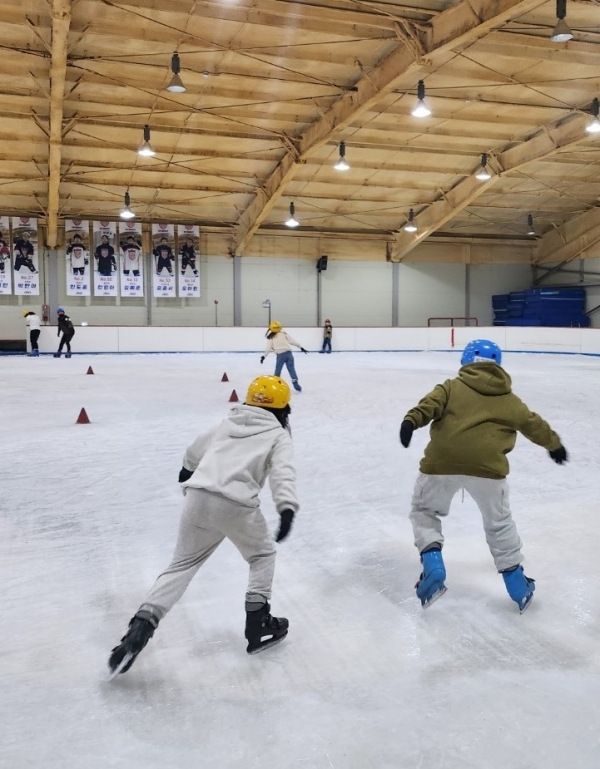 스케이트를 즐기는 어린이들
