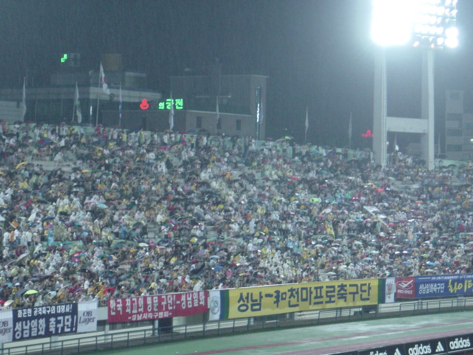 한국 프로리그의 성공조건, 축구장에 운집한 관중 모습